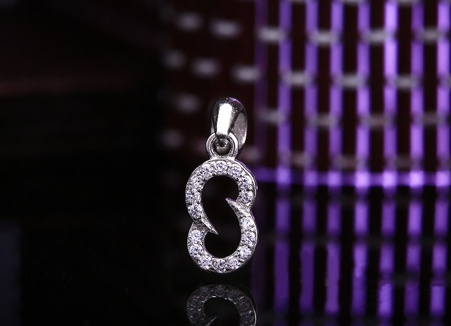 Bộ trang sức bạc Candy S 4 Đá sử dụng gắn trên mặt dây chuyền bạc là Cubic Zirconia.