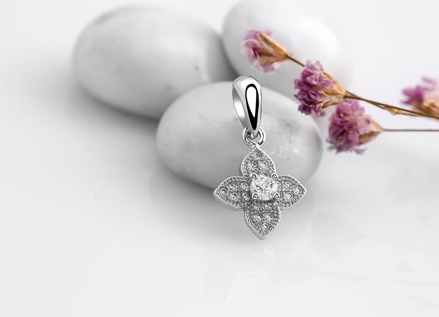 Mặt d&acirc;y chuyền với n&eacute;t đẹp dịu ngọt của những b&ocirc;ng hoa nở khoe sắc.