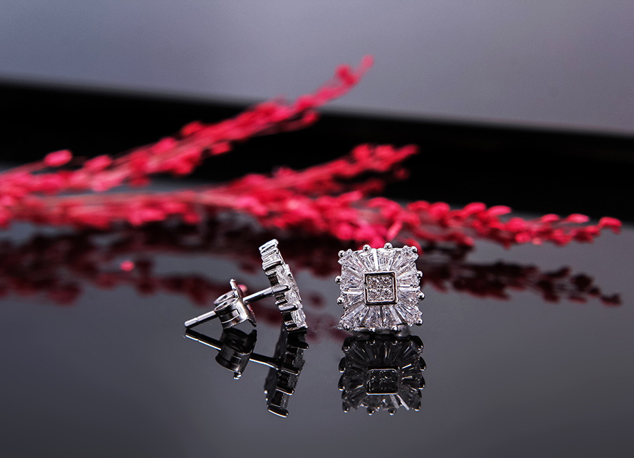 Cận cảnh đ&ocirc;i b&ocirc;ng tai nụ trong bộ sản phẩm để bạn chi&ecirc;m ngưỡng.