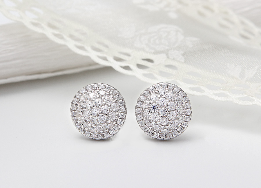 Bề mặt đ&ocirc;i b&ocirc;ng tai bạc c&oacute; h&igrave;nh tr&ograve;n lung linh sắc đ&aacute; s&aacute;ng.