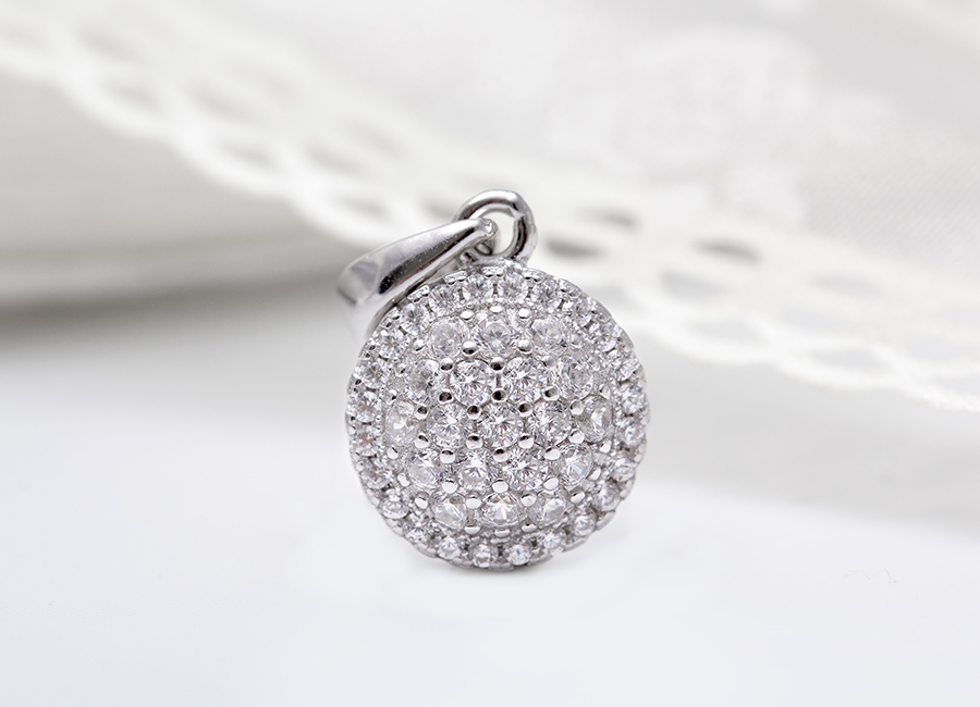 Mặt d&acirc;y chuyền bạc cũng kh&ocirc;ng k&eacute;m phần ki&ecirc;u sa với chi tiết nạm đ&aacute;.