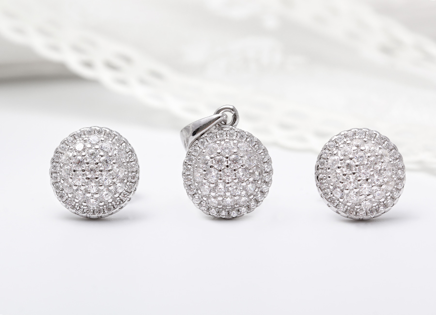 Bộ trang sức tạo h&igrave;nh tr&ograve;n hợp với nhiều kiểu khu&ocirc;n mặt.