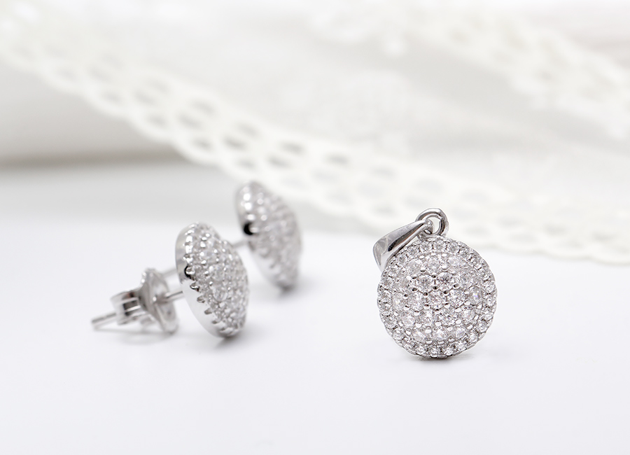 Bộ trang sức mang đến vẻ đẹp nh&atilde; nhặn, cuốn h&uacute;t cho người đeo.