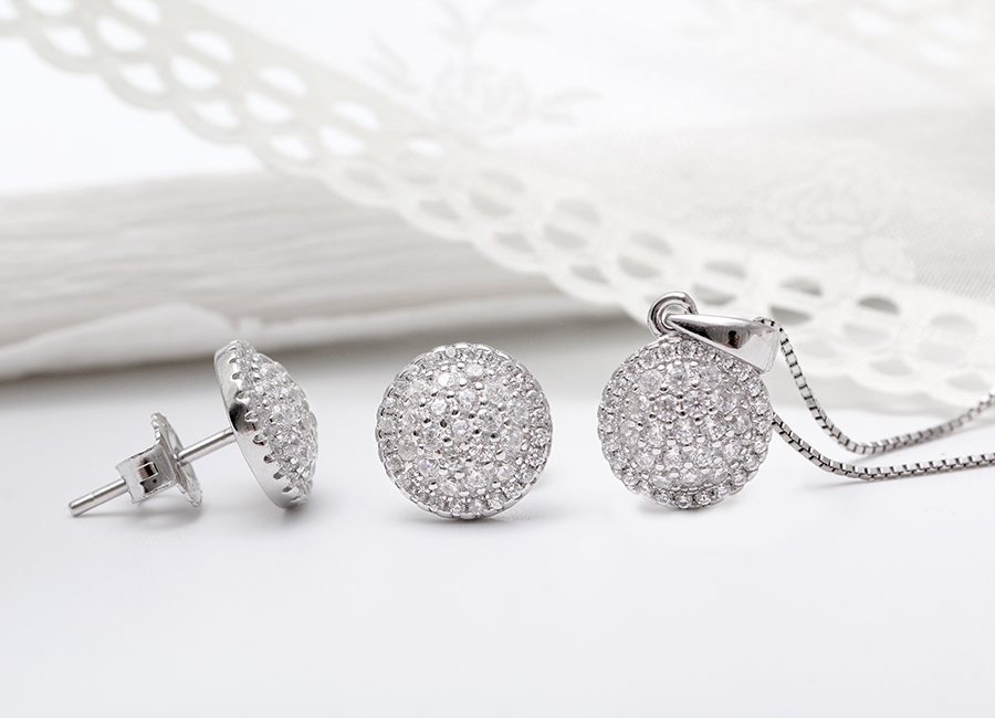 Mẫu trang sức xinh xắn lại v&ocirc; c&ugrave;ng dễ đeo.