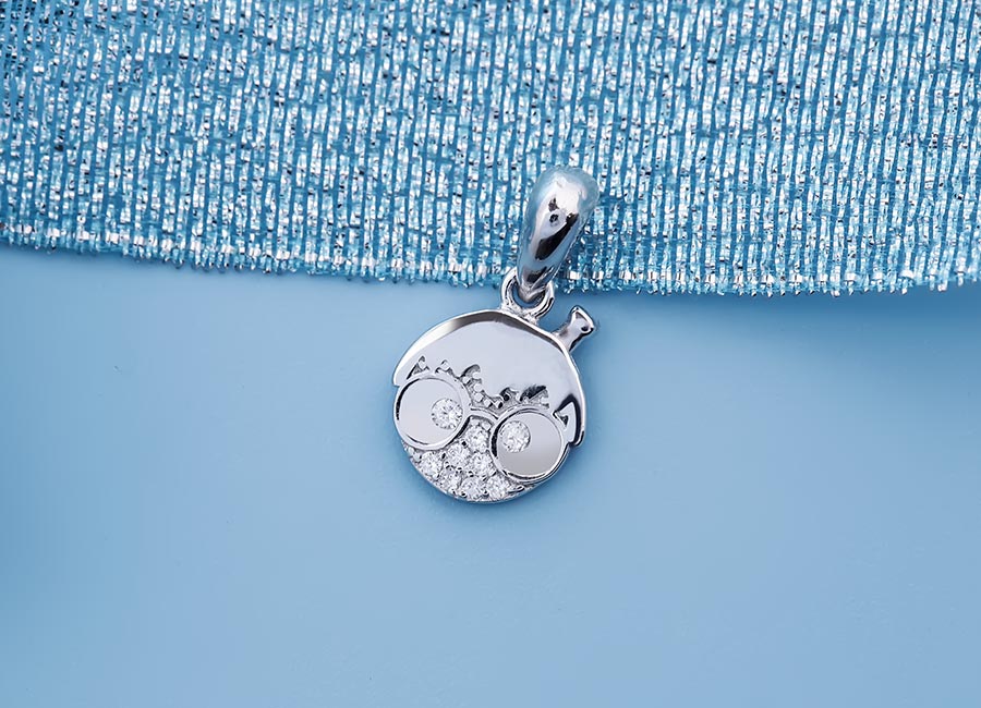 Ch&acirc;n dung mặt d&acirc;y chuyền bạc trong bộ sản phẩm.