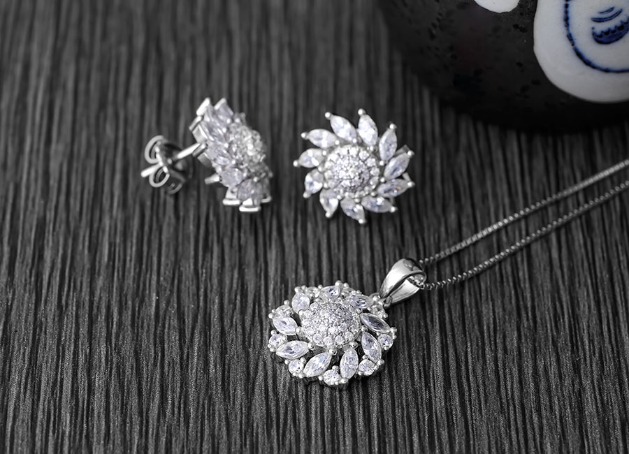 Mẫu mặt d&acirc;y chuyền bạc hợp với kiểu d&acirc;y đeo mảnh như gợi &yacute;.
