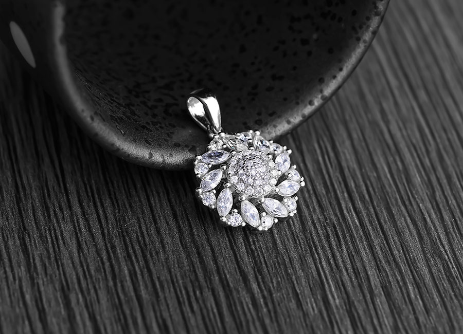 Chế t&aacute;c cẩn thận gi&uacute;p mang đến vẻ đẹp lấp l&aacute;nh v&agrave; tinh kh&ocirc;i.