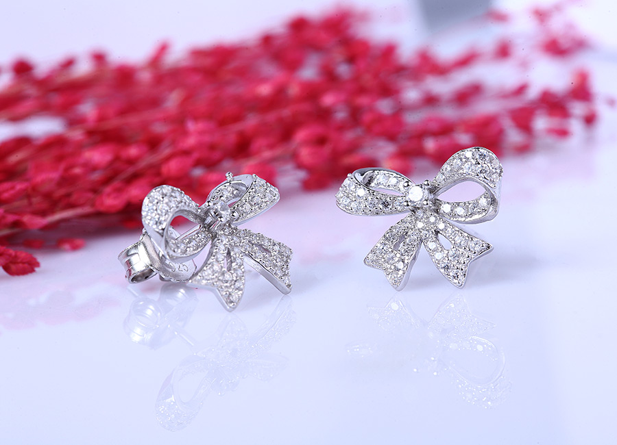 B&ocirc;ng tai h&igrave;nh nơ lung linh sắc s&aacute;ng của đ&aacute;.