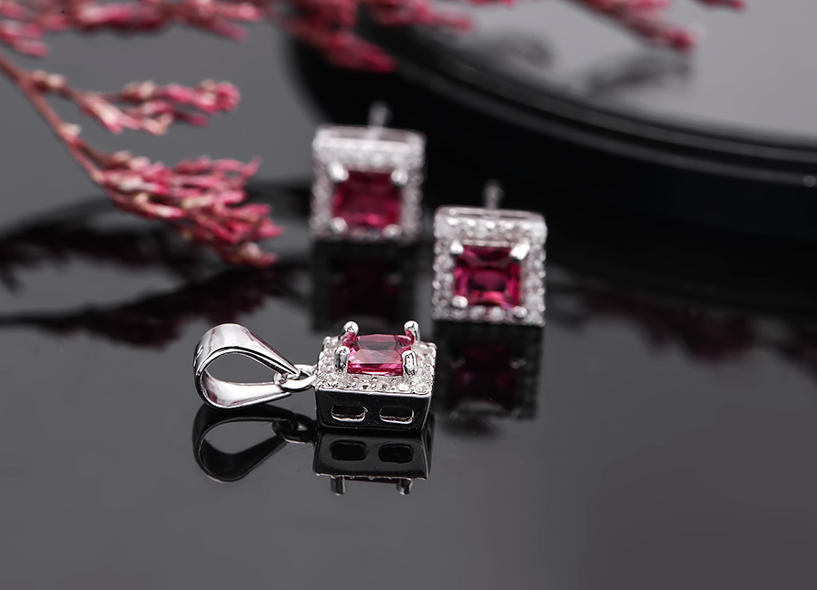 Mẫu trang sức thiết kế độc đ&aacute;o, mới lạ.