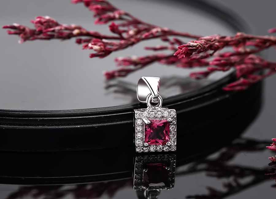 Kiểu mặt d&acirc;y chuyền dễ d&agrave;ng khi đeo.