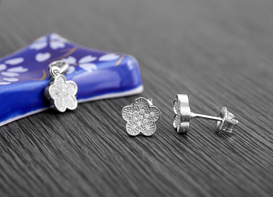  Trang sức l&agrave; để t&ocirc;n vinh n&eacute;t đẹp cho mọi người.