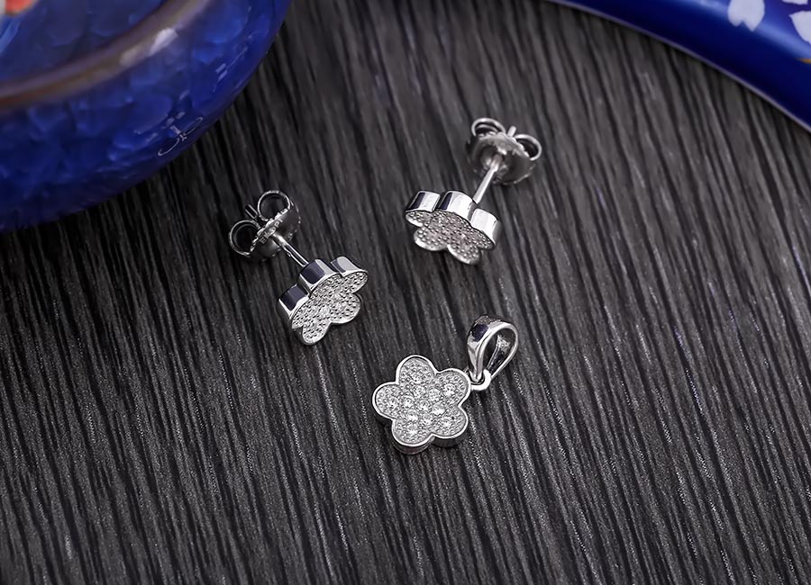 M&agrave;u trắng đặc trưng của trang sức bạc ph&ugrave; hợp mọi l&agrave;n da.