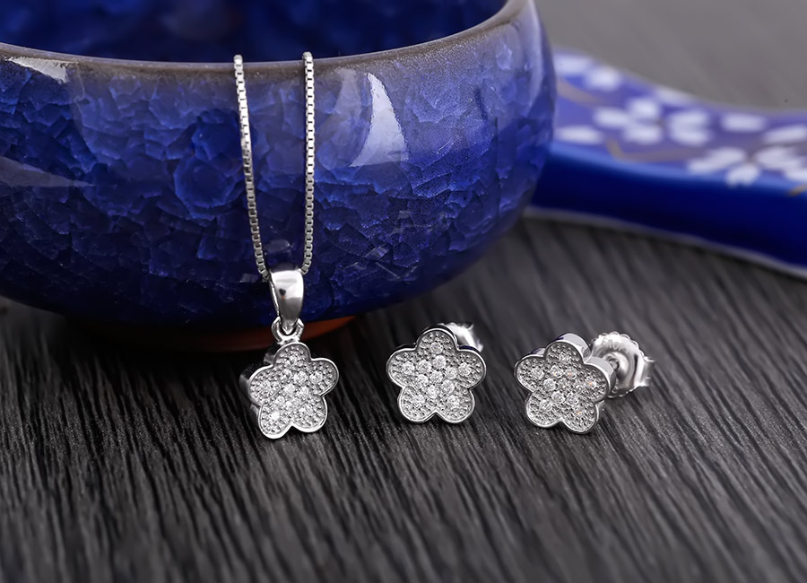 Mẫu nữ trang tinh xảo trong mọi g&oacute;c độ.