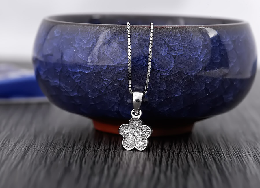 Chiếc d&acirc;y chuyền gi&uacute;p bạn lu&ocirc;n nổi bật ở bất cứ đ&acirc;u.