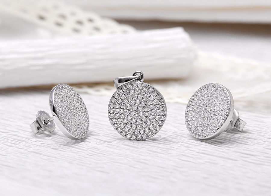 Lấp lánh và rạng ngời là tính từ miêu tả bộ trang sức bạc Gianna Circle.