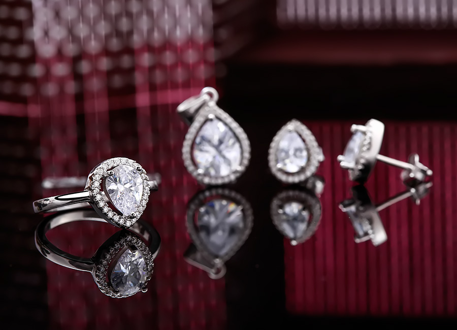 Bộ trang sức với tạo h&igrave;nh giọt nước mong manh.