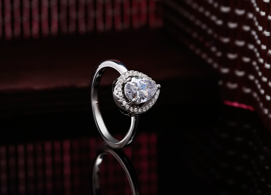 Chiếc nhẫn tinh tế n&agrave;y sẽ nhẹ nh&agrave;ng n&acirc;ng niu đ&ocirc;i tay bạn.