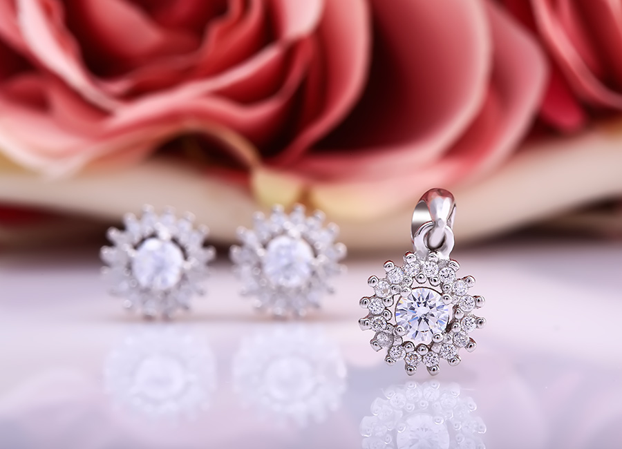 Luồng s&aacute;ng h&uacute;t mắt v&agrave; ấn tượng của trang sức Eropi.