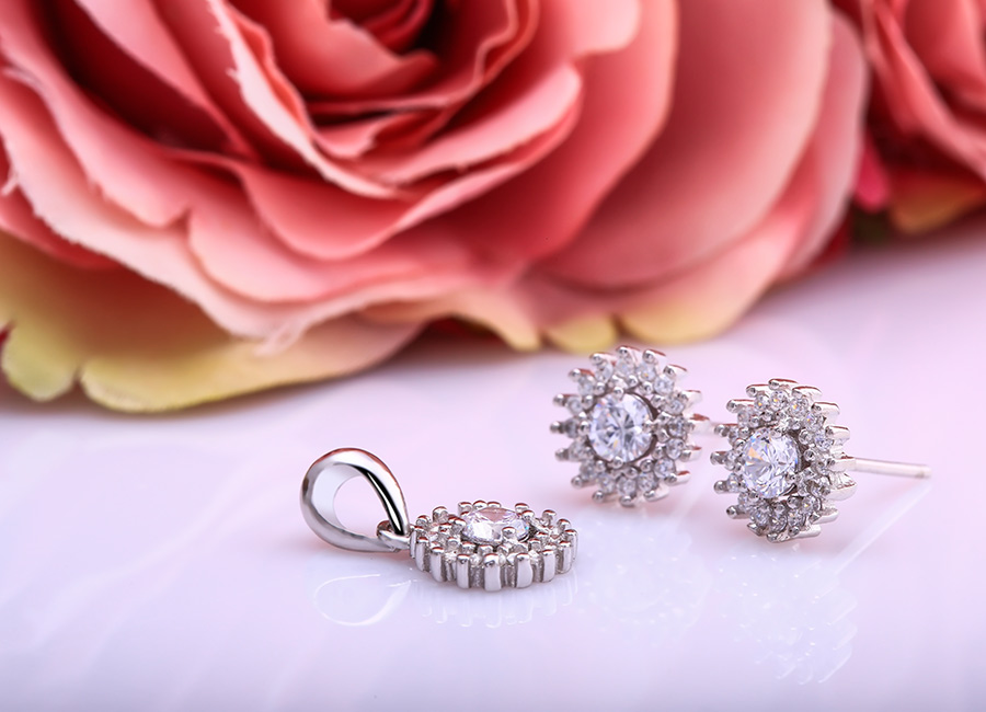 N&eacute;t duy&ecirc;n dịu d&agrave;ng tr&ecirc;n bộ trang sức bạc Hudson Love.