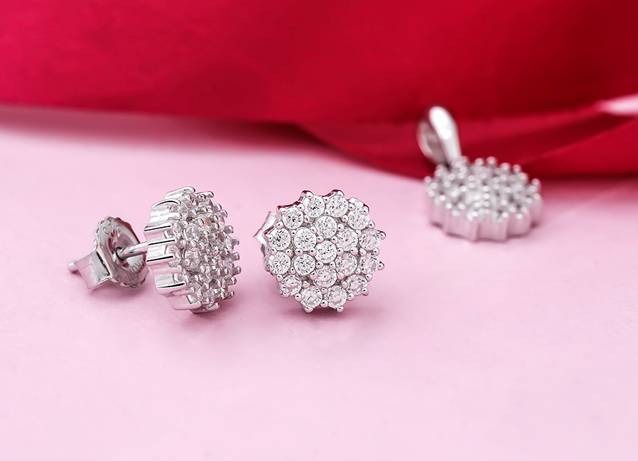 Mỗi một phụ kiện trang sức đều s&oacute;ng s&aacute;nh với sắc đ&aacute; lấp l&aacute;nh.