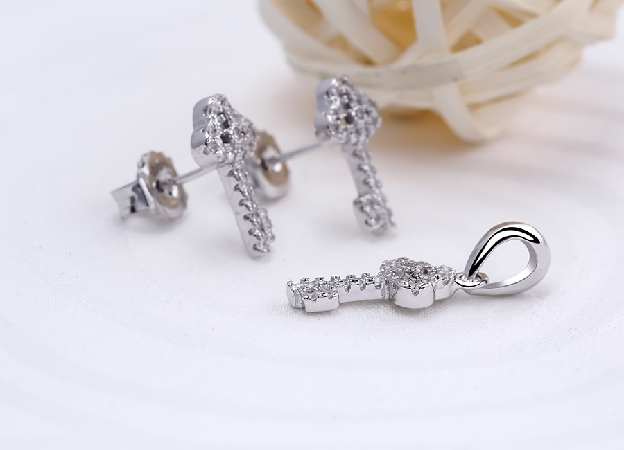 Bộ trang sức bạc Key Love tượng trưng cho tình cảm chân thành.
