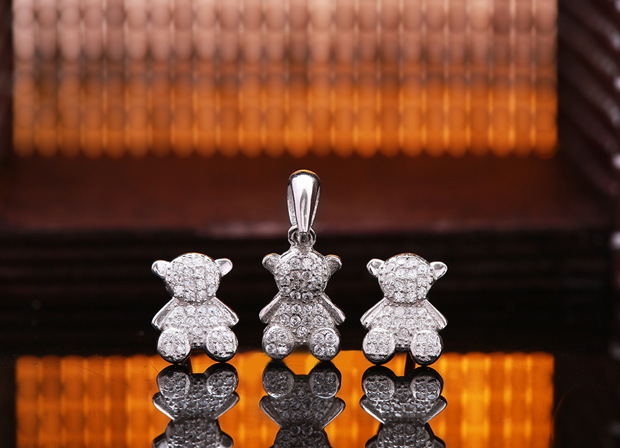 Bộ trang sức hợp với thị hiếu bạn nữ trẻ tuổi.