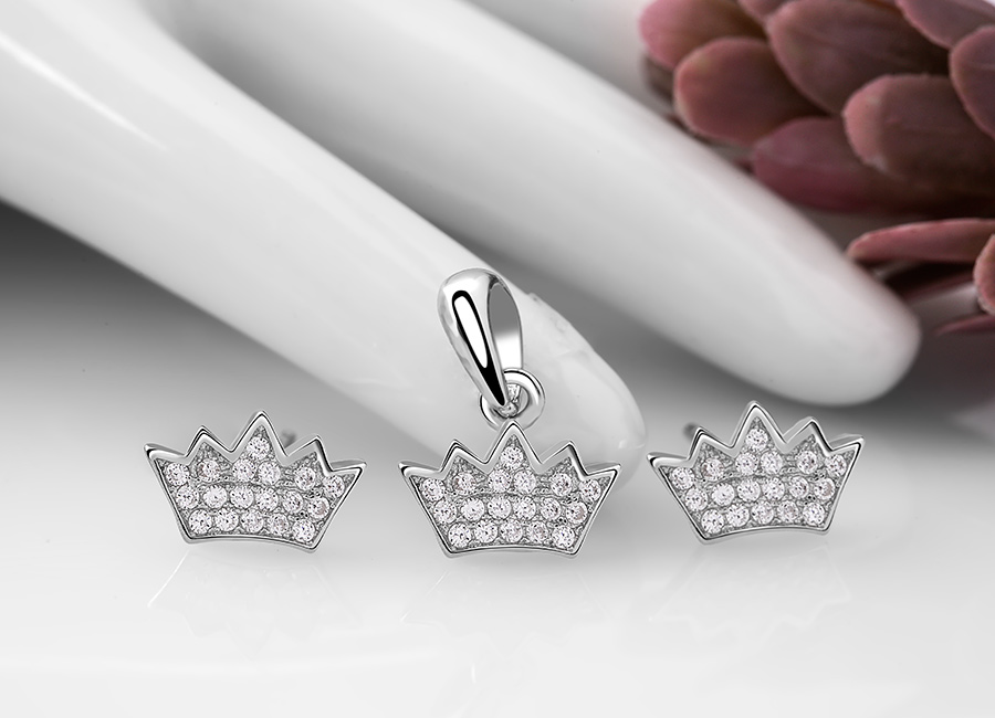 Mặt trang sức chế t&aacute;c tinh xảo