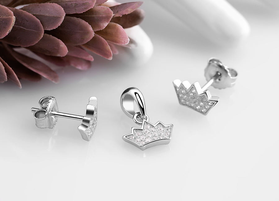 Tạo h&igrave;nh vương miện v&ocirc; c&ugrave;ng quyền uy.