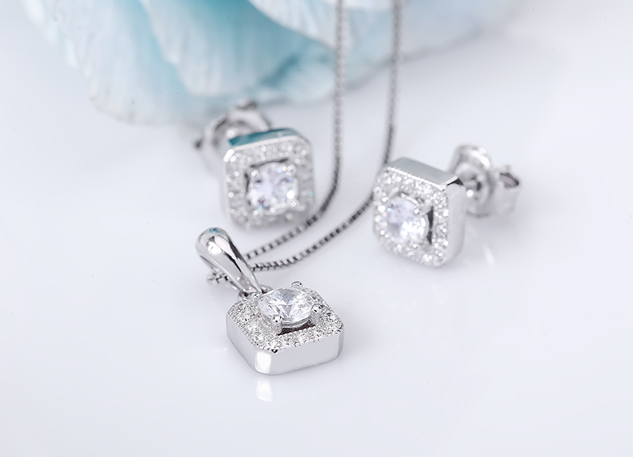 Bất cứ g&oacute;c độ n&agrave;o, bộ nữ trang cũng to&aacute;t ra sức h&uacute;t đối với c&aacute;c c&ocirc; g&aacute;i.