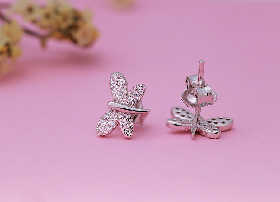 B&ocirc;ng tai bạc với tạo h&igrave;nh hấp dẫn, chi tiết chế t&aacute;c cứng c&aacute;p.