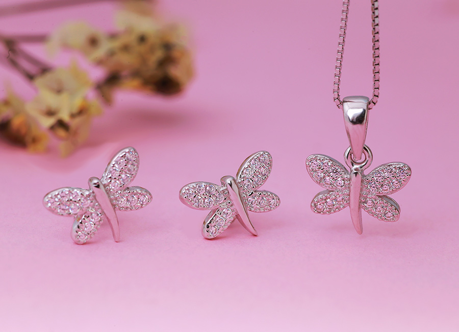 Tạo h&igrave;nh c&aacute;nh bướm mang tới kh&aacute;t vọng tự do, vươn bay cao, bay xa của c&ocirc; g&aacute;i sở hữu.