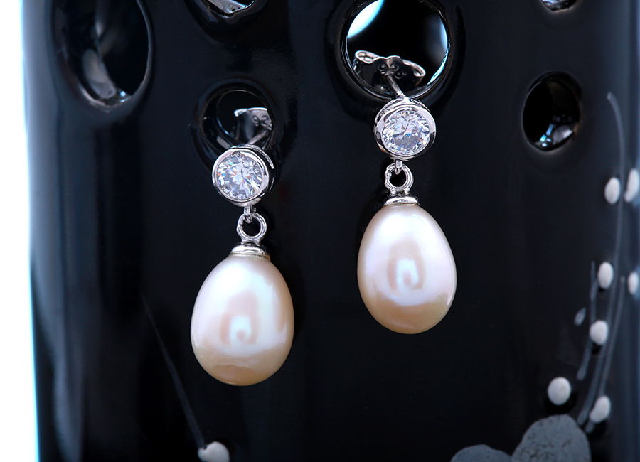 Đ&ocirc;i b&ocirc;ng tai bạc kết hợp ngọc trai c&oacute; kiểu d&aacute;ng d&agrave;i với vẻ đẹp th&ugrave;y mị.