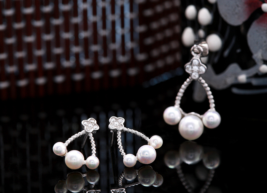 Đ&ocirc;i b&ocirc;ng tai bạc gắn ngọc trai với sắc n&eacute;t tạo h&igrave;nh ấn tượng.