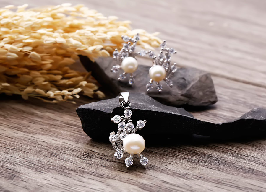 &Aacute;nh s&aacute;ng cuốn h&uacute;t đ&oacute; c&oacute; được nhờ những chi tiết nạm đ&aacute; tinh xảo.