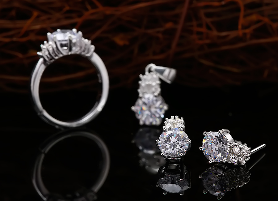Bộ trang sức l&ocirc;i cuốn &aacute;nh nh&igrave;n của bất cứ ai.