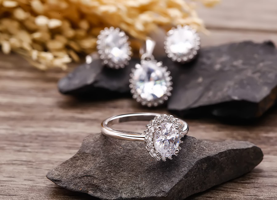 Mẫu nữ trang s&aacute;ng trong v&agrave; lấp l&aacute;nh.