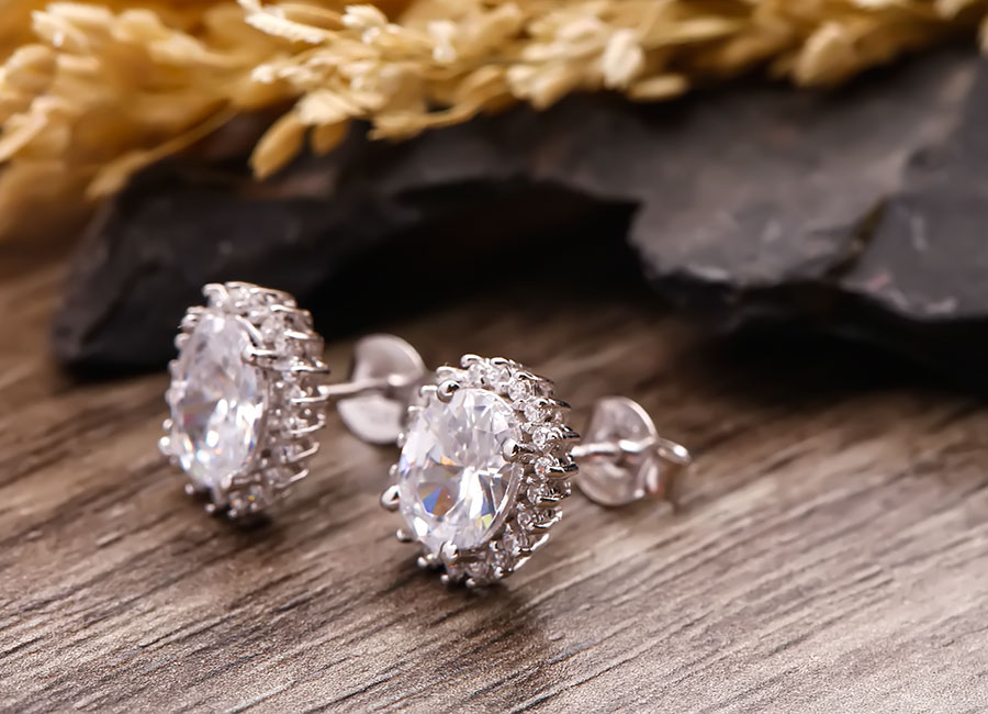 Bộ phận kh&oacute;a chốt tr&ecirc;n đ&ocirc;i b&ocirc;ng tai bạc kh&aacute; l&agrave; vững chắc.