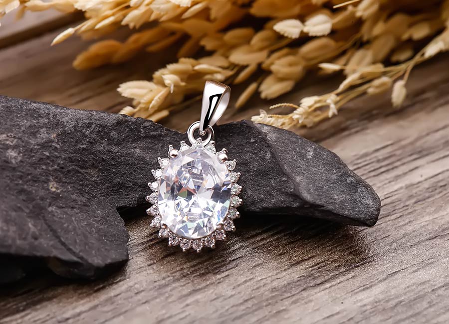 Ch&acirc;n dung mặt d&acirc;y chuyền bạc với khối h&igrave;nh Oval cổ điển.