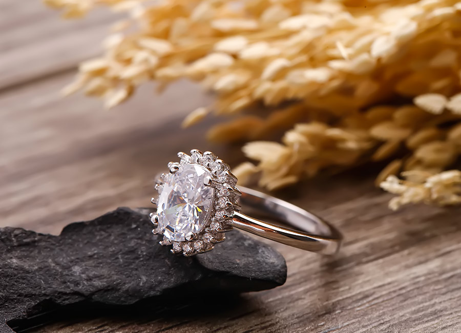 Vẻ đẹp của mẫu nhẫn bạc chạm tới tr&aacute;i tim mọi c&ocirc; g&aacute;i.