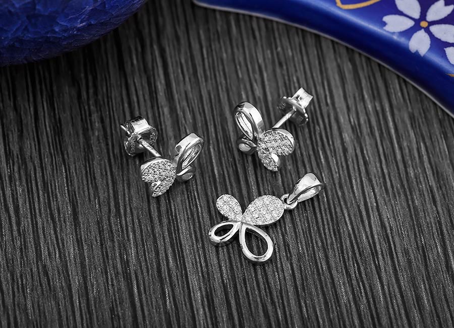 Bộ trang sức t&aacute;i hiện h&igrave;nh ảnh c&aacute;nh bướm nhỏ, uyển chuyển.