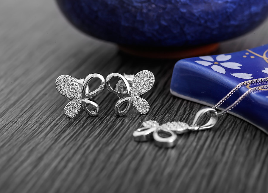 Cận cảnh chi tiết nạm đ&aacute; tr&ecirc;n phần mặt trang sức.