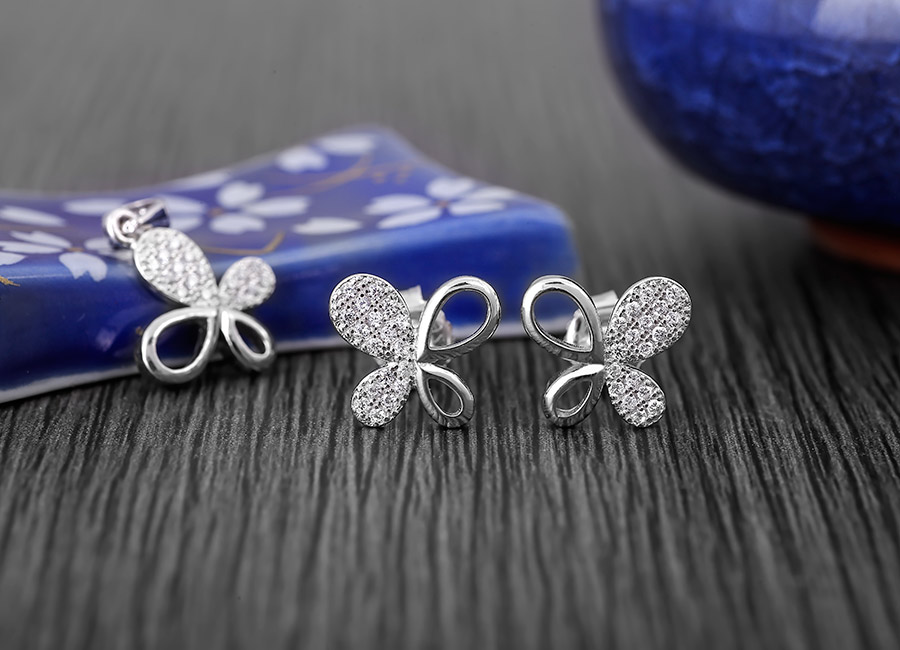 Th&acirc;n bướm được tạo h&igrave;nh c&aacute;ch điệu, nạm đ&aacute; lấp l&aacute;nh