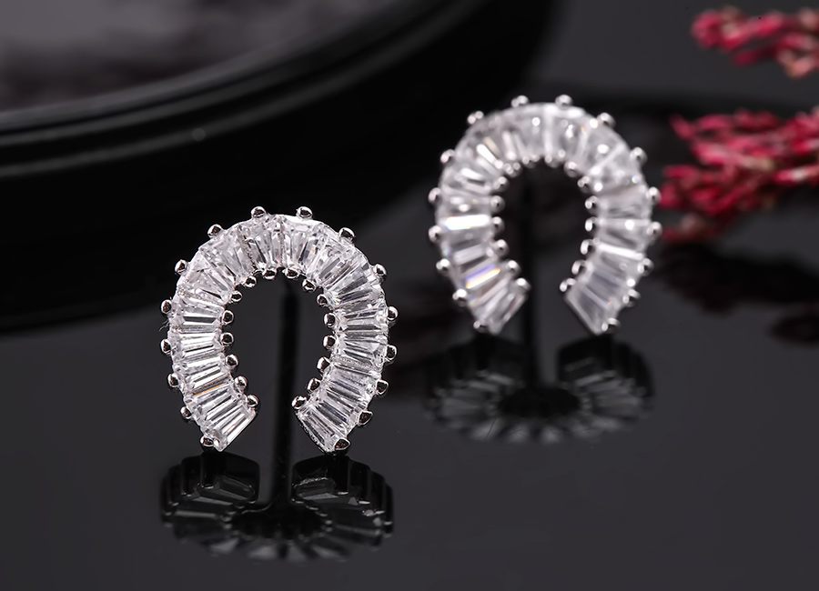 Bạn sẽ tự tin hơn với sự xuất hiện của đ&ocirc;i b&ocirc;ng tai n&agrave;y.