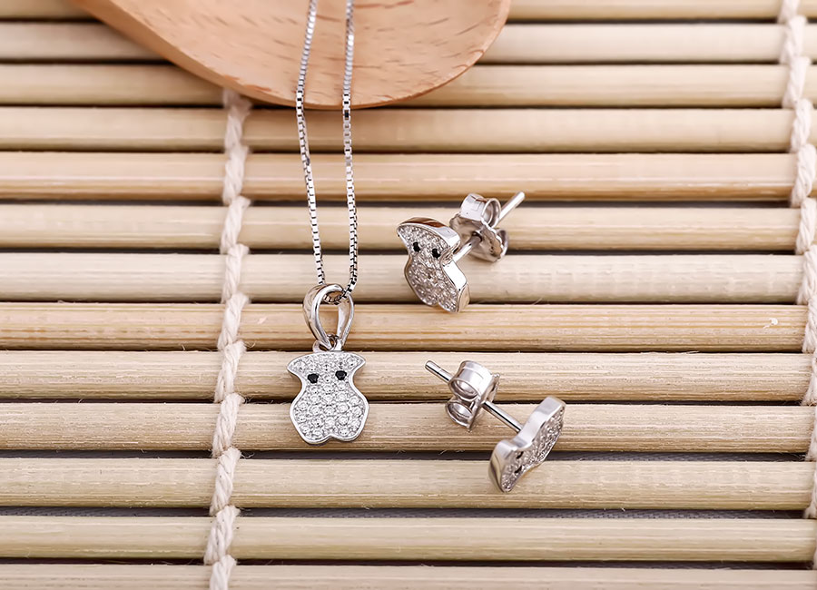 Bề mặt tạo h&igrave;nh được gắn đ&aacute; CZ đủ độ l&oacute;ng l&aacute;nh.