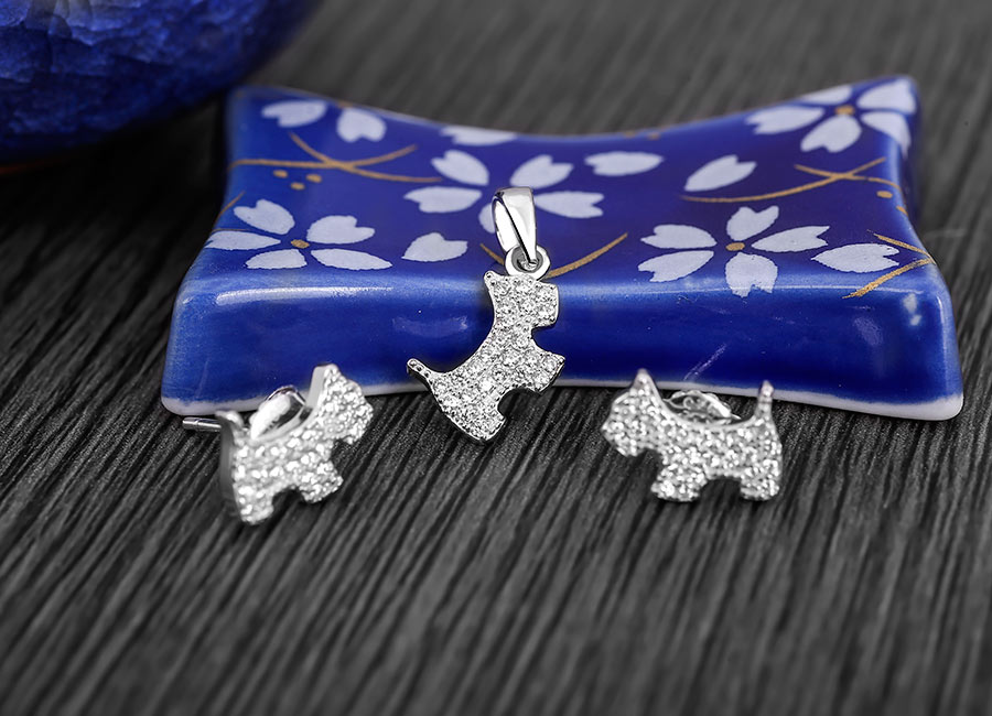 Bộ trang sức với tạo h&igrave;nh ch&uacute; ch&oacute; nhỏ nhắn, vui vẻ.