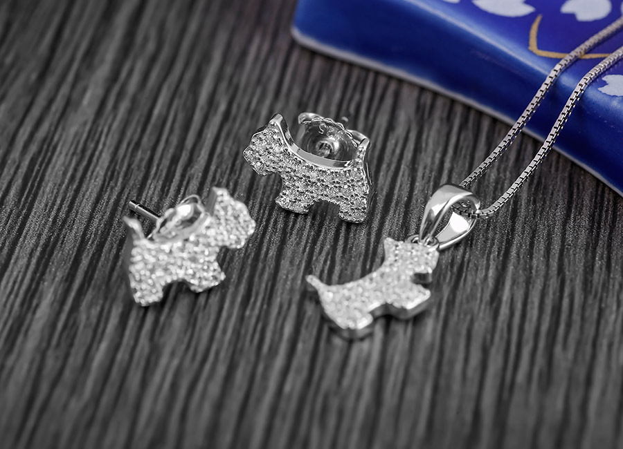 To&agrave;n bộ phần mặt tạo h&igrave;nh ch&uacute; ch&oacute; nhỏ đều được nạm đ&aacute; kỳ c&ocirc;ng.