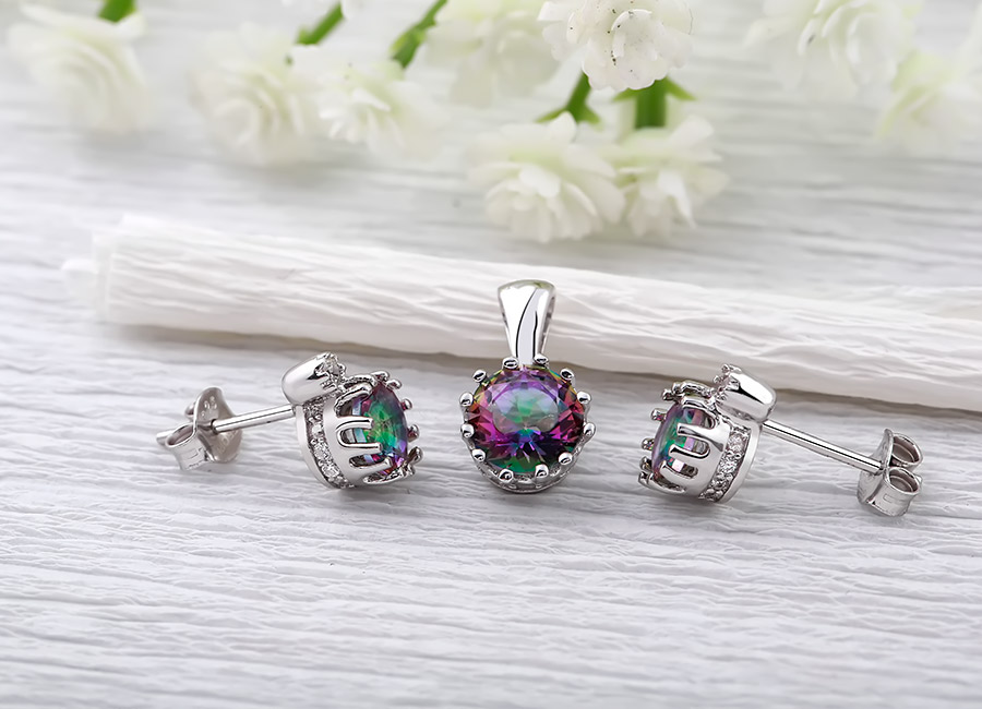 Đường bạc trau chuốt kết hợp c&ugrave;ng vi&ecirc;n đ&aacute; s&aacute;ng m&agrave;u sắc rực rỡ.