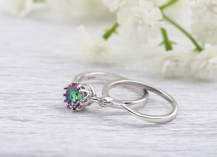 Vẻ đẹp hiện đại của kiểu nhẫn k&eacute;p.