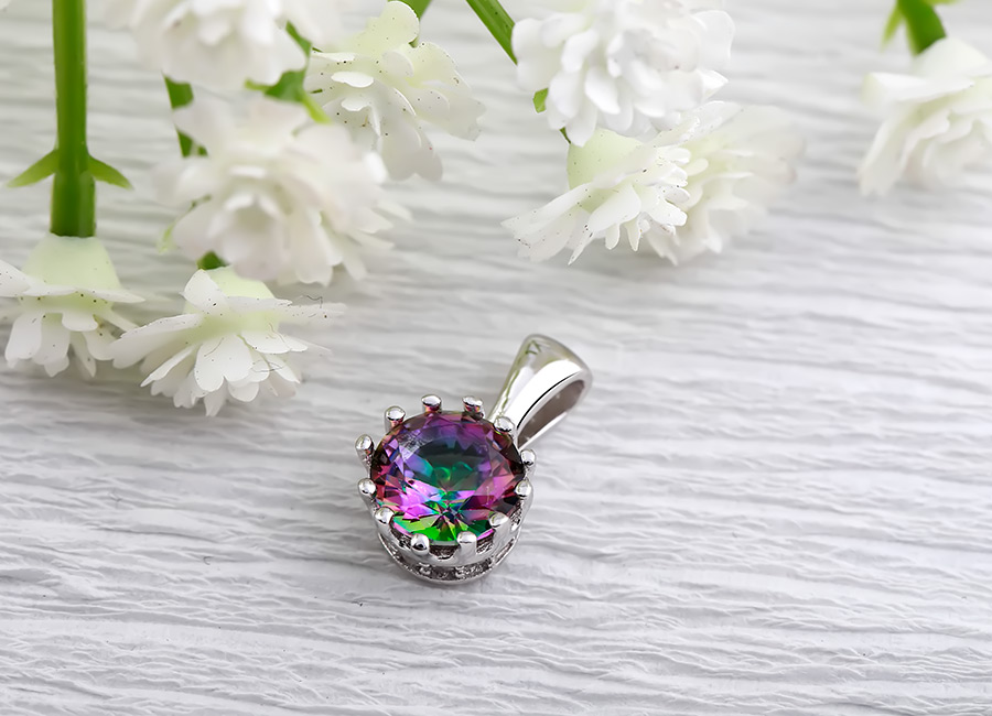 Mặt d&acirc;y chuyền bạc hợp với c&aacute;c d&acirc;y đeo dạng mảnh.