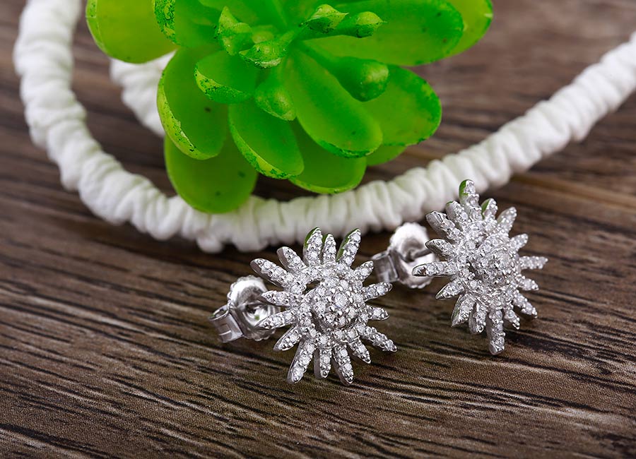 Cận cảnh đ&ocirc;i b&ocirc;ng tai bạc sang trọng, đẳng cấp.